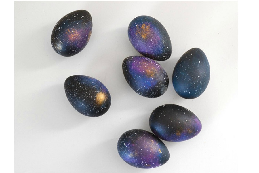 These DIY galaxy Easter eggs are out of this world.